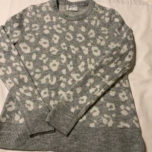 Old Navy size medium gray and white sweater. 70% acrylic very soft